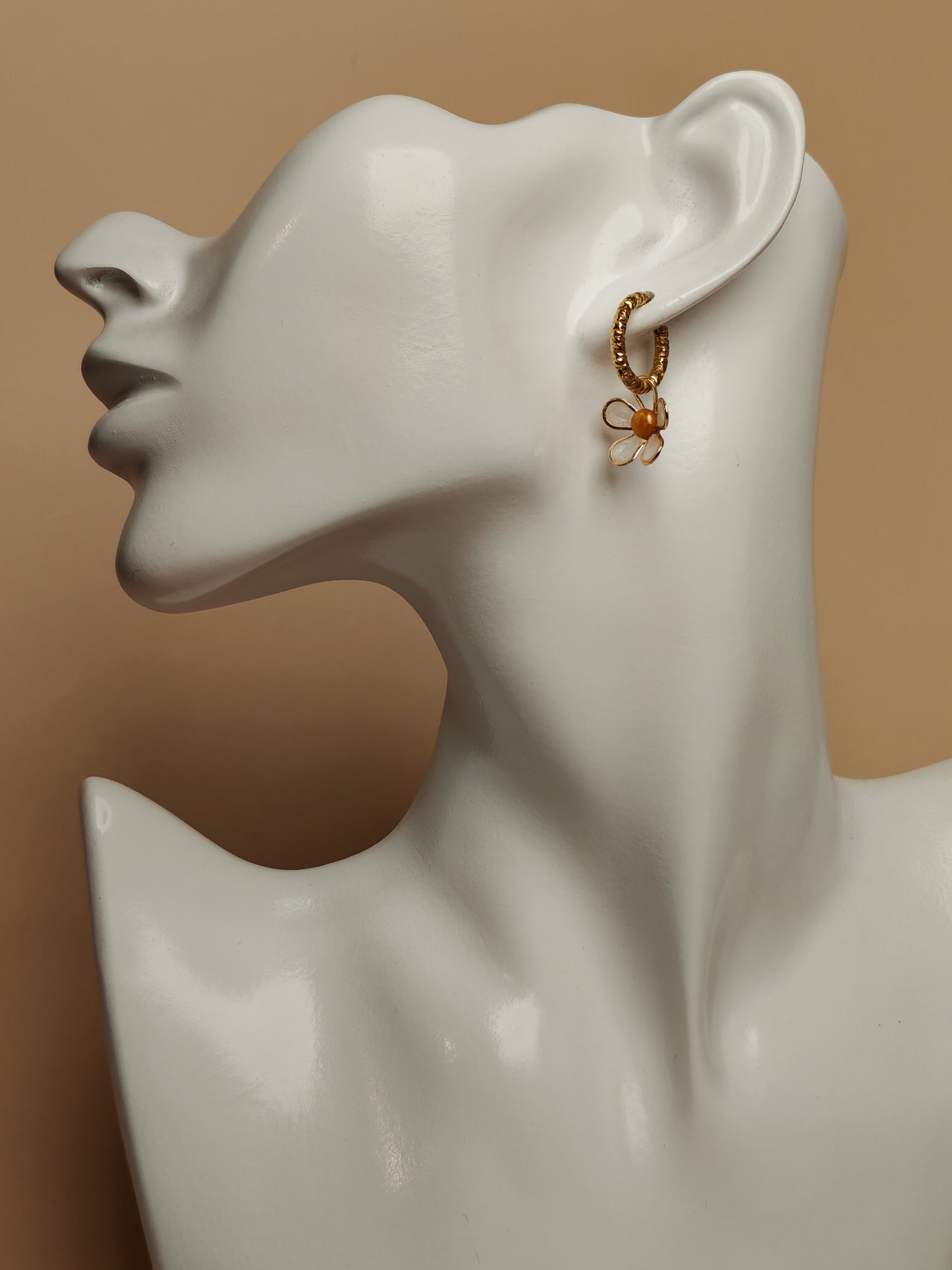 Boucles d’oreilles créoles – Marguerite au cœur solaire