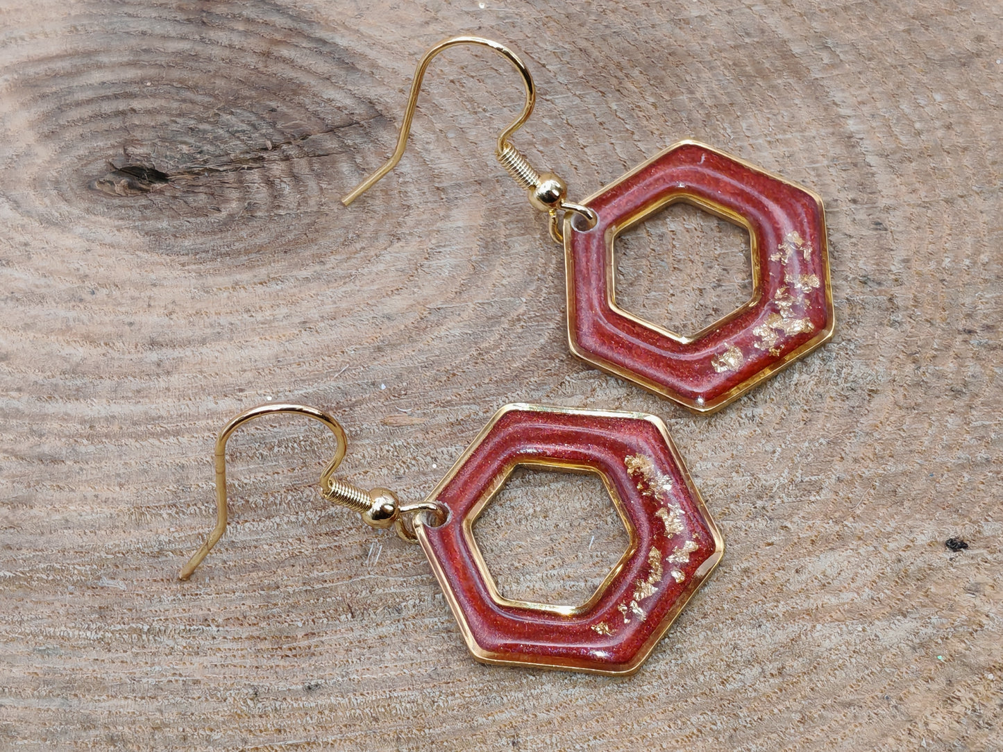 Boucles d’oreilles – Hexagones ajourés rouge lumineux