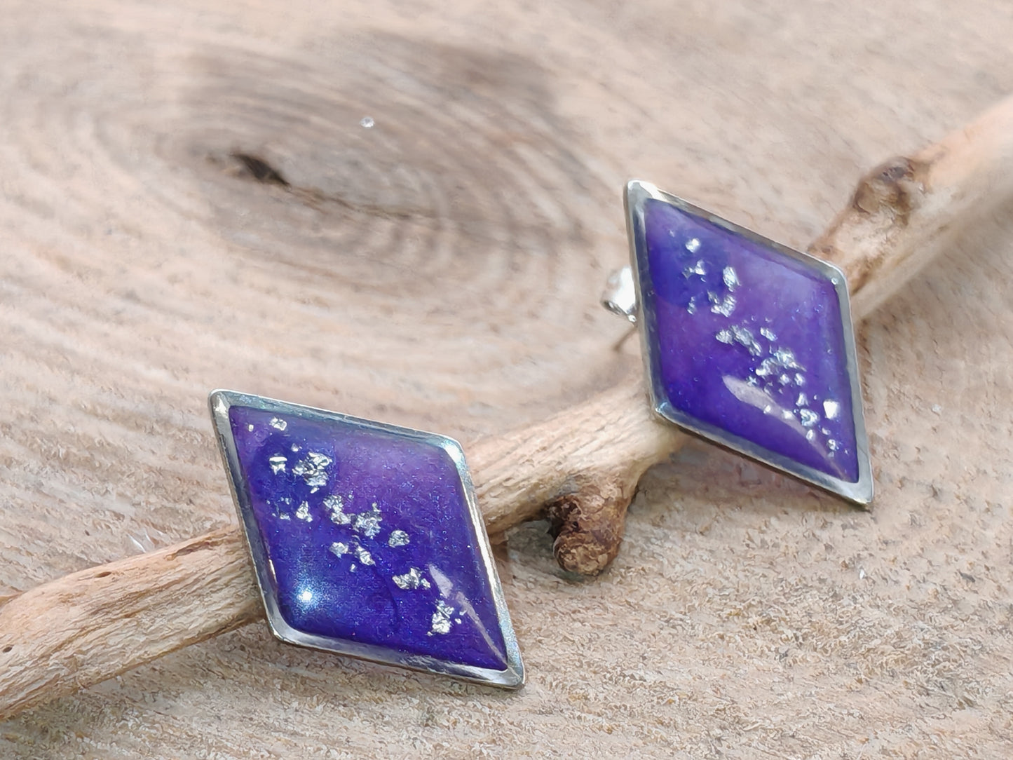 Clous d’oreilles – Losanges violets aux éclats argentés