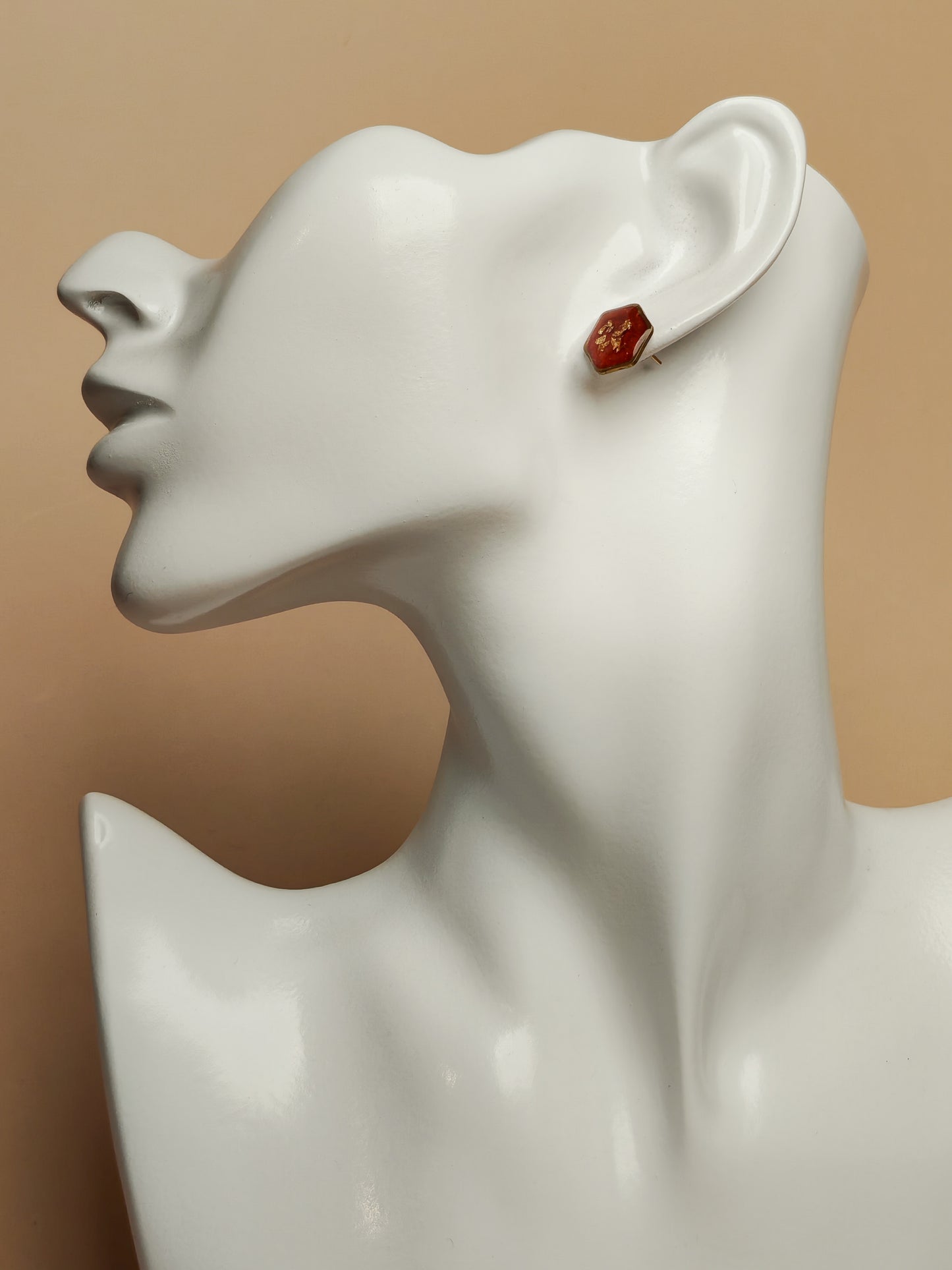 Clous d’oreilles – Rouge profond aux éclats d’or