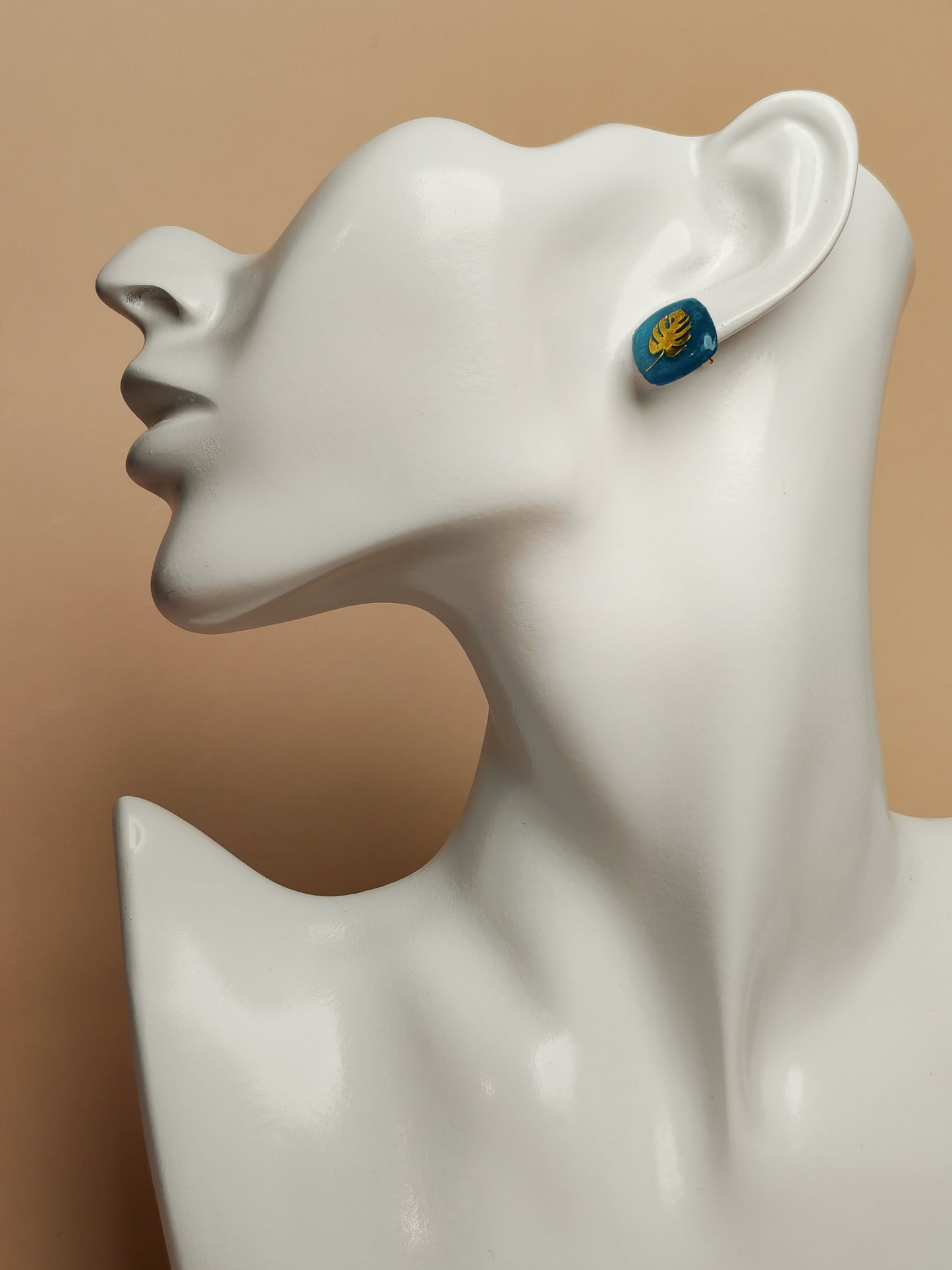 Clous d’oreilles – Feuilles dorées sur bleu profond