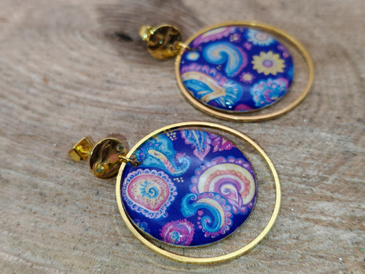 Boucles d’oreilles – Jardins paisibles sur fond bleu profond