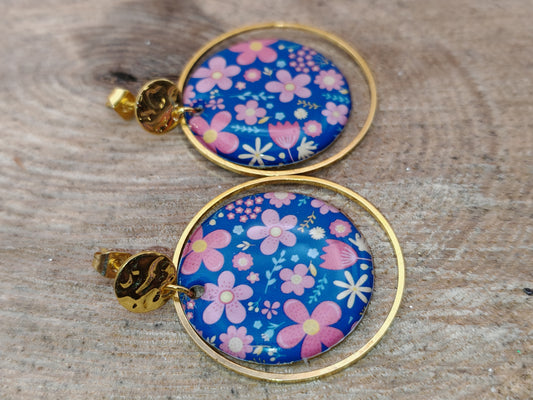 Boucles d’oreilles – Fleurs délicates sur bleu lumineux