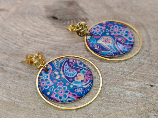 Boucles d’oreilles – Arabesques florales sur bleu profond