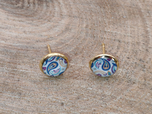 Clous cabochon de 8 mm – Arabesques paisley sur fond clair