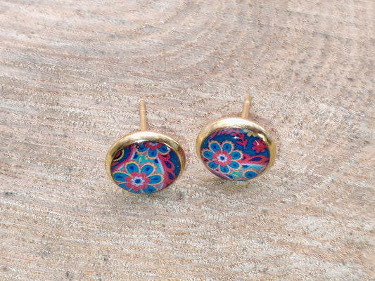 Clous cabochon de 8 mm – Arabesques colorées sur fond bleu