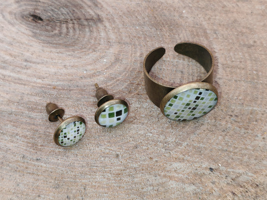 Ensemble bague + clous cabochons 8 mm - Carreaux pixel verts et fraîcheur printanière