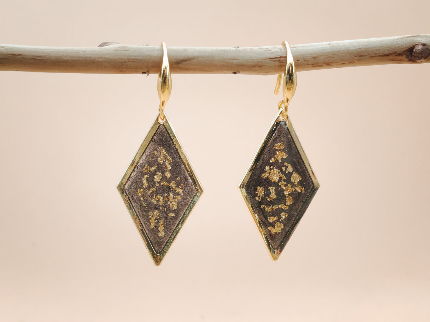 Boucles d’oreilles – Losanges noirs éclats dorés