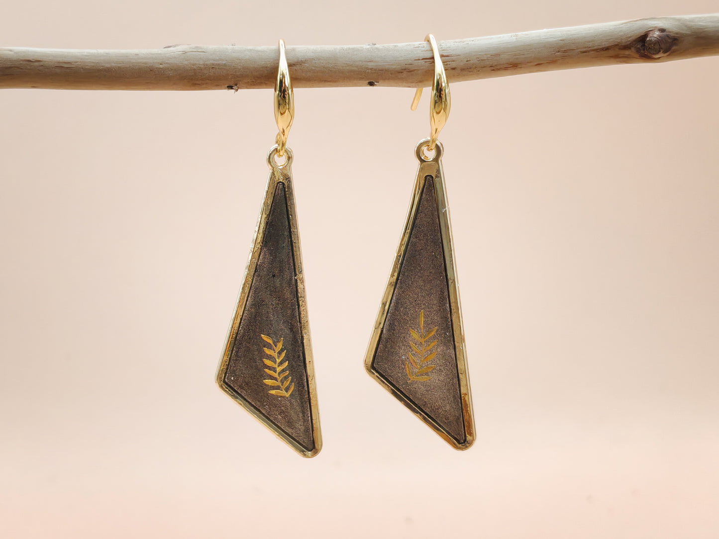 Boucles d’oreilles – Triangles noirs feuille dorée