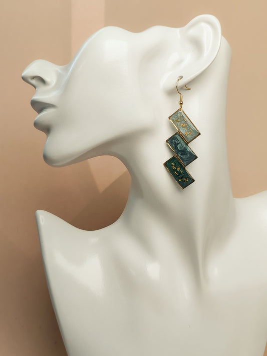 Boucles d’oreilles – Rectangles en cascade bleu et vert aux touches dorées