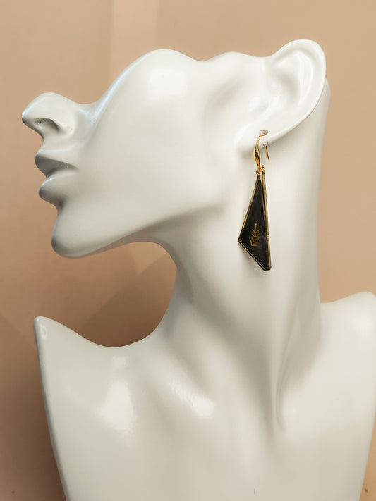 Boucles d’oreilles – Triangles noirs feuille dorée