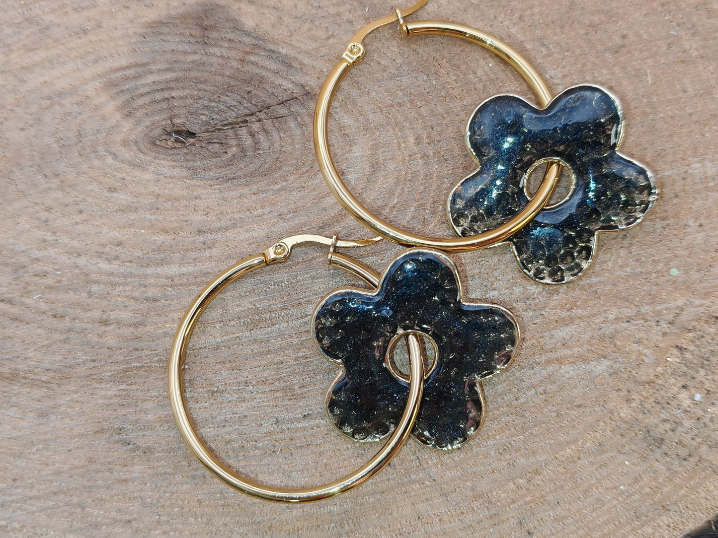 Boucles d’oreilles – Fleurs noires scintillantes
