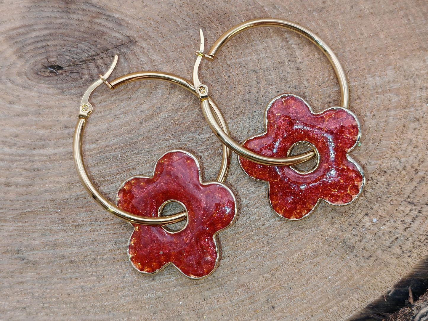 Boucles d’oreilles – Fleurs de résine rouge profond
