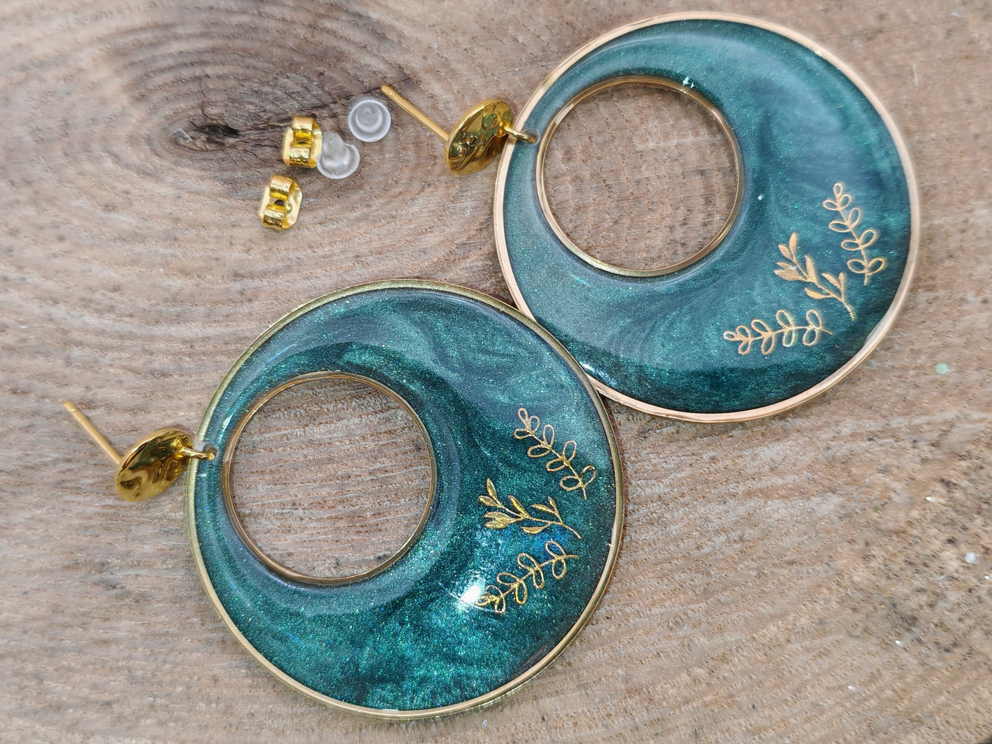 Boucles d’oreilles – Cercles profonds au feuillage doré