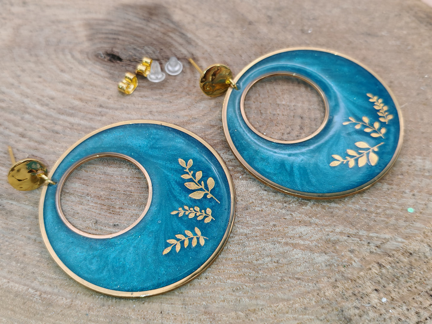 Boucles d’oreilles – Cercles turquoise au feuillage doré