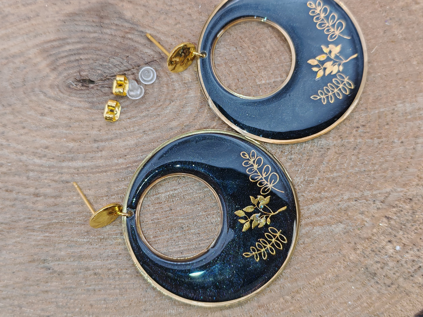 Boucles d’oreilles – Cercles noir profond au feuillage doré