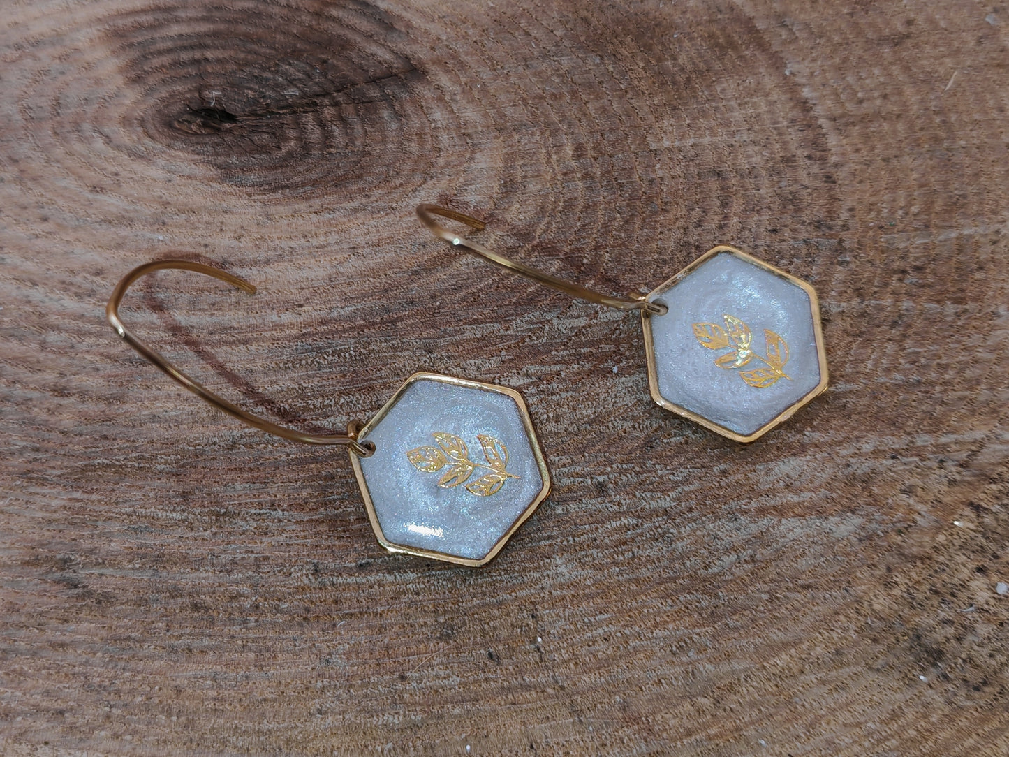 Boucles d’oreilles – Hexagones blancs nacrés au feuillage doré