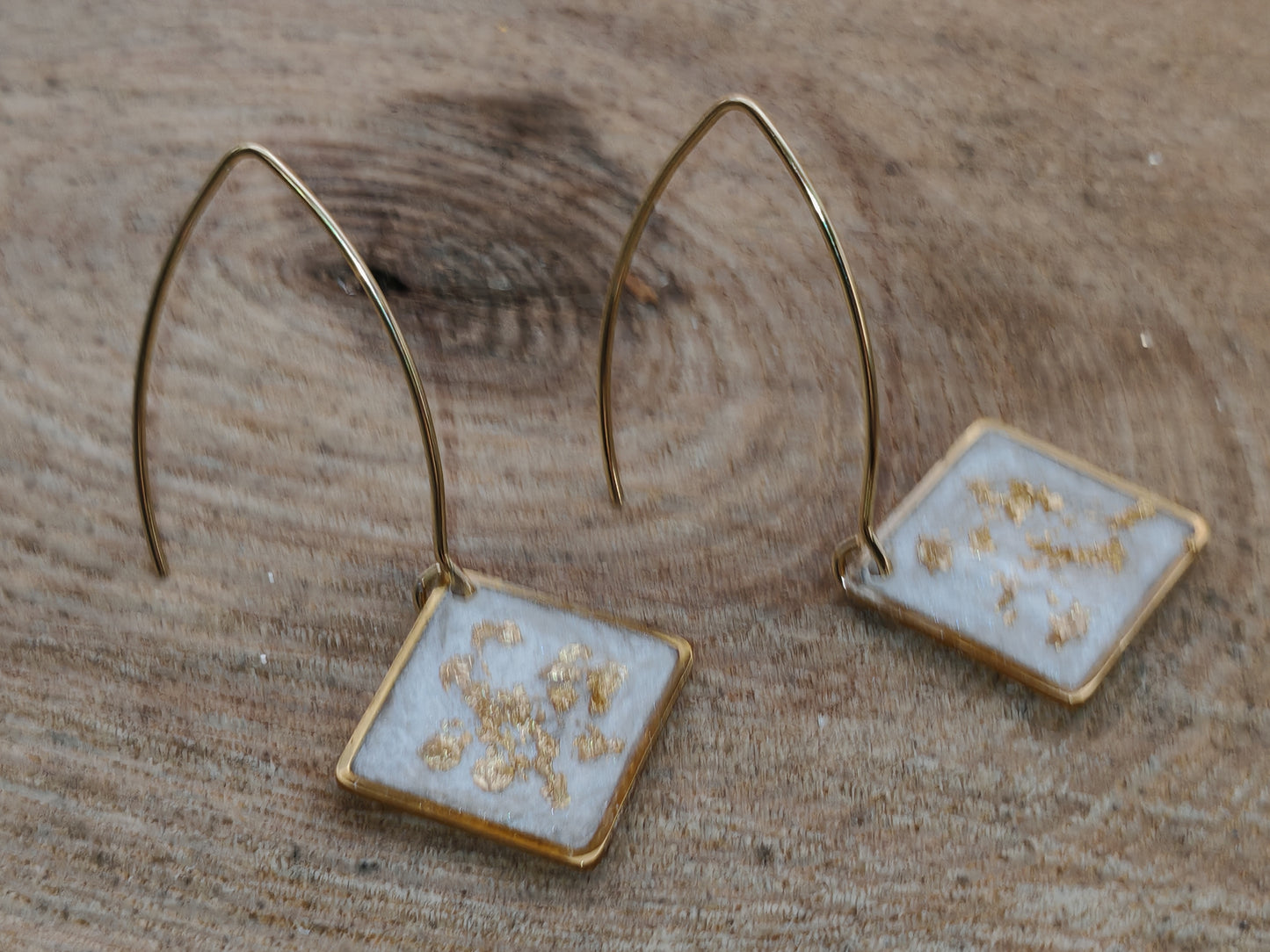 Boucles d’oreilles – Carrés lumineux blancs aux éclats dorés