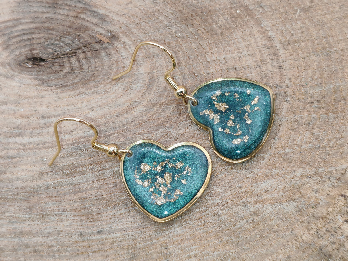 Boucles d’oreilles – Cœurs lumineux vert bleuté aux éclats dorés