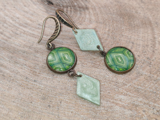 Boucles d’oreilles asymétriques – Géométrie végétale et éclats vert tendre