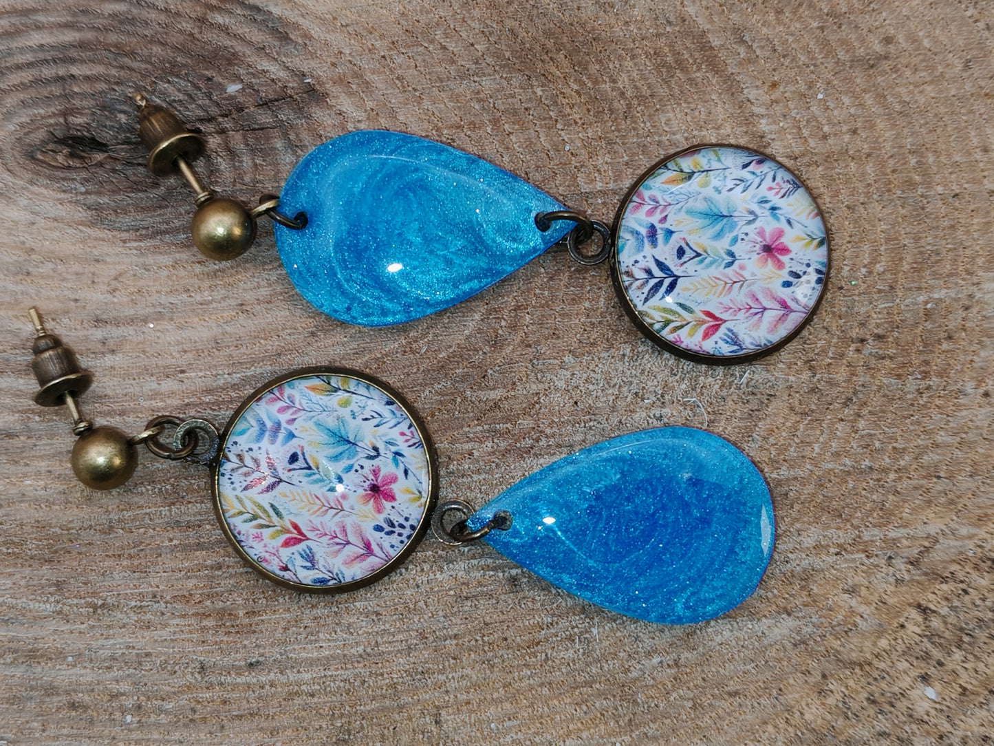 Boucles d’oreilles asymétriques – Floraison azurée
