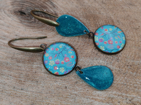 Boucles d’oreilles asymétriques – Floraison turquoise