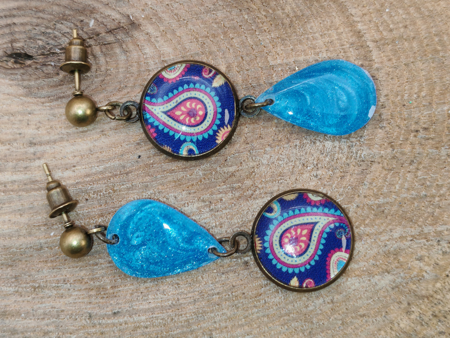 Boucles d’oreilles asymétriques – Cachemire azur et reflets d’eau