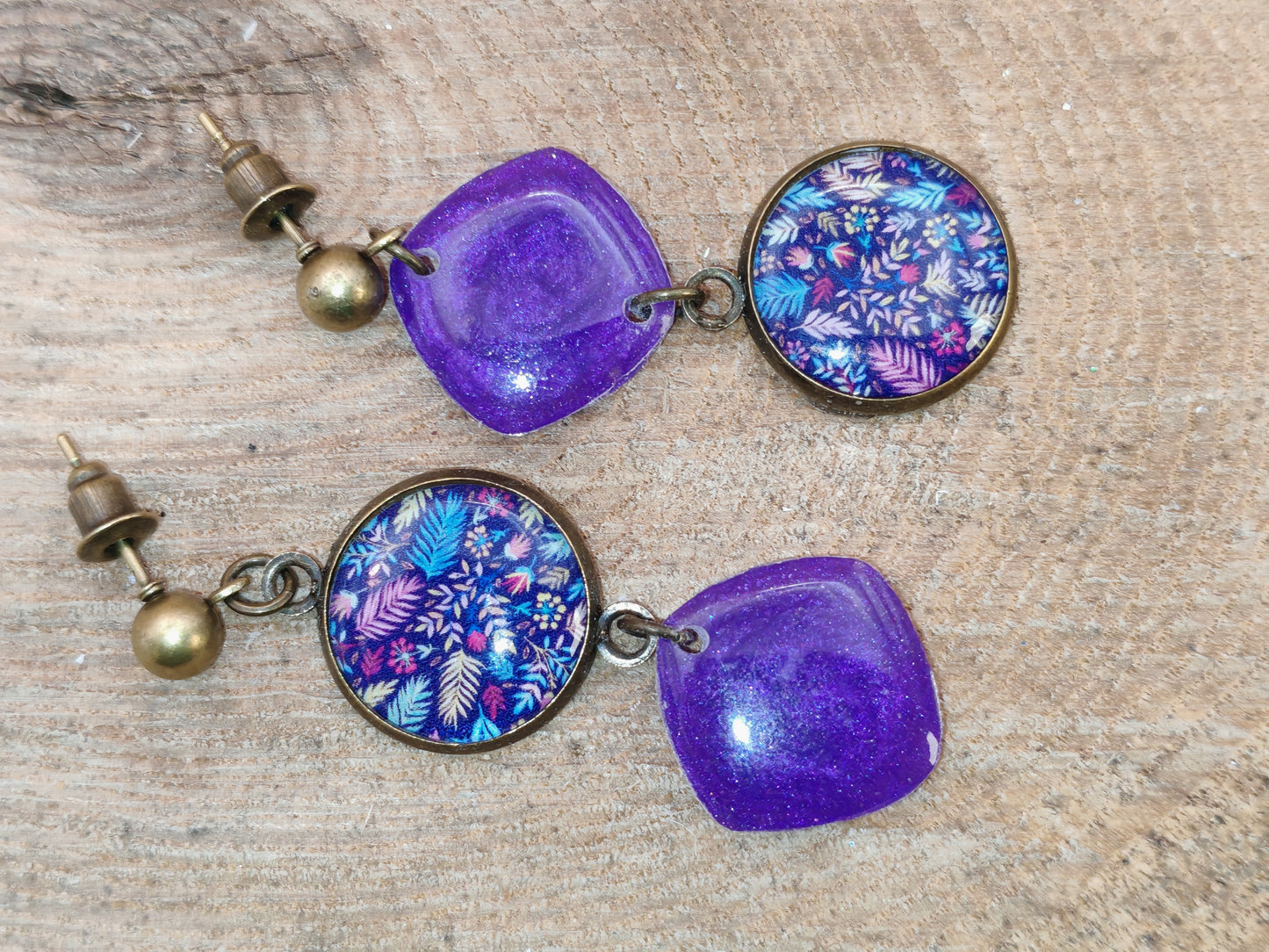 Boucles d’oreilles asymétriques – Sous-bois nocturne et éclats d’améthyste