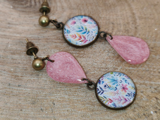 Boucles d’oreilles asymétriques – Feuillages pastel et éclat corail