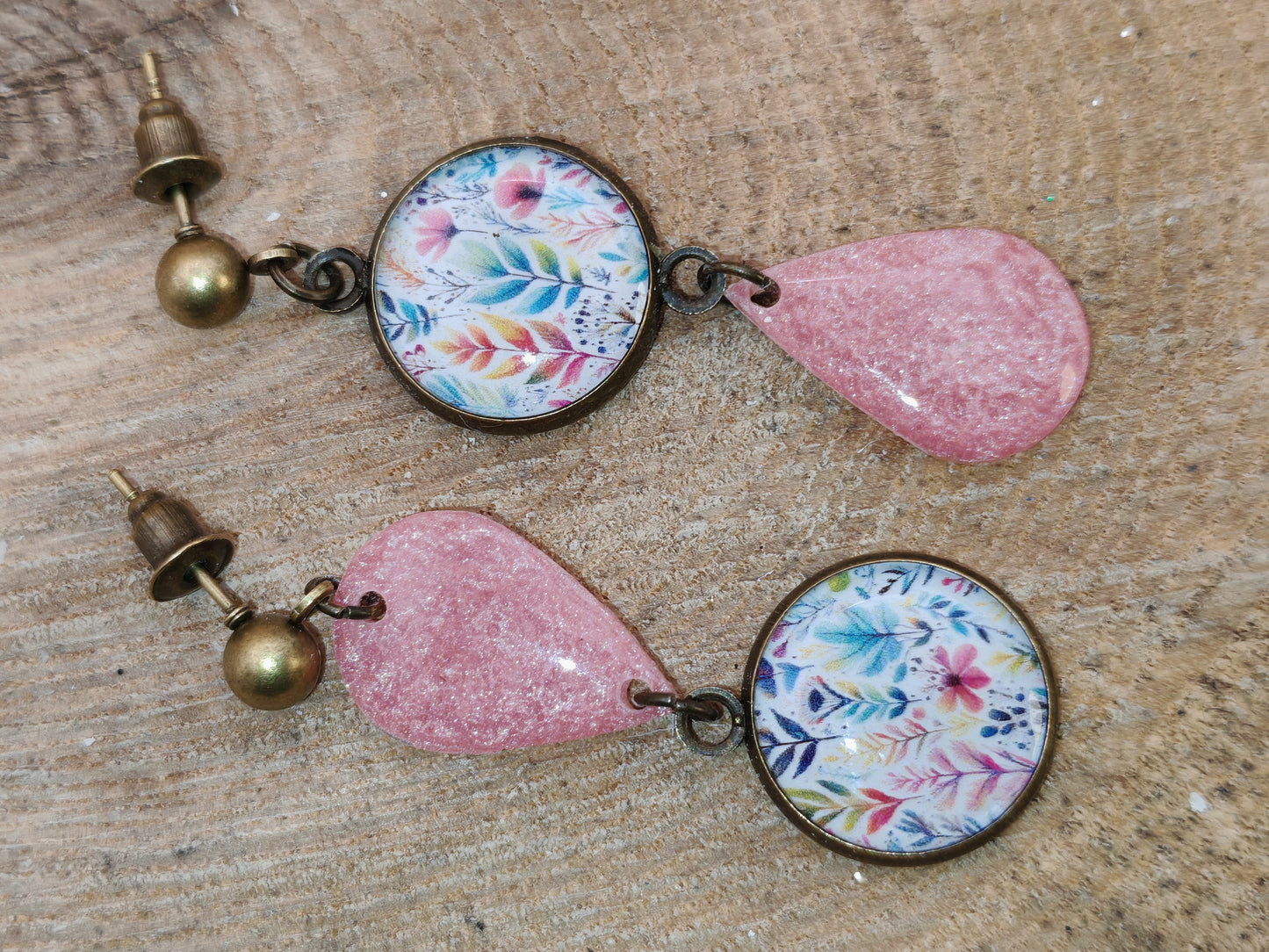 Boucles d’oreilles asymétriques – Feuillages pastel et éclat corail