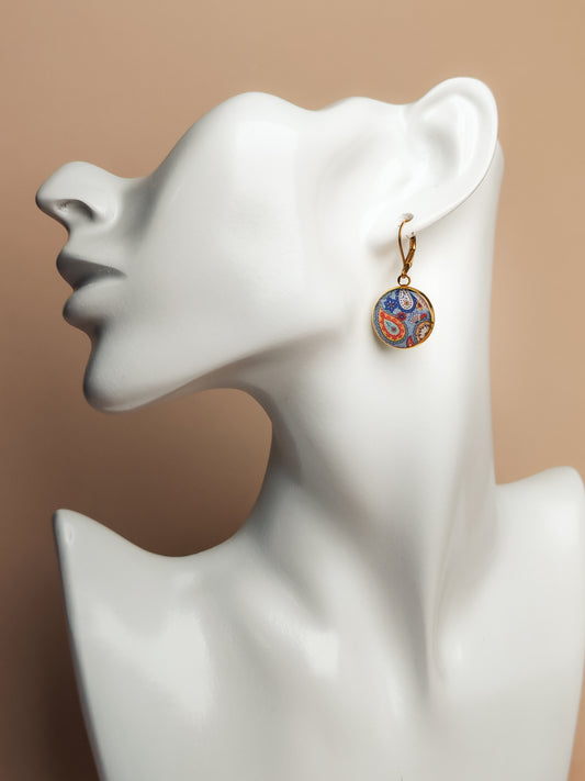 Boucles d’oreilles dormeuses – Arabesques colorées sur fond bleu clair