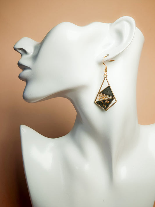 Boucles d’oreilles – Géométrie noire & éclats dorés