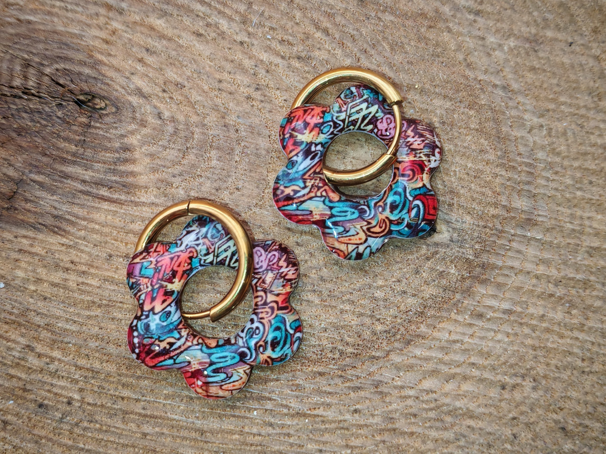 Boucles d’oreilles / Pampilles – Fleur graffiti aux éclats urbains
