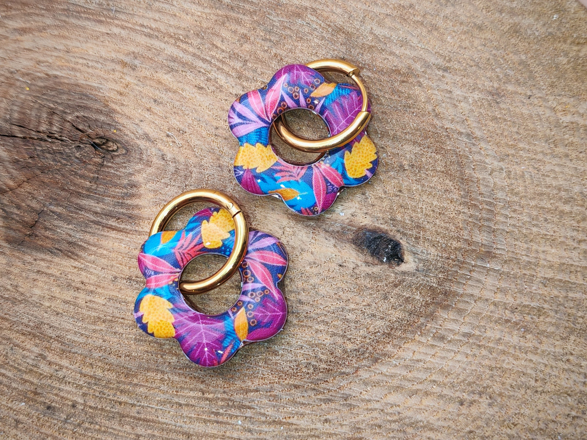 Boucles d’oreilles / Pampilles – Fleur tropicale aux éclats fuchsia