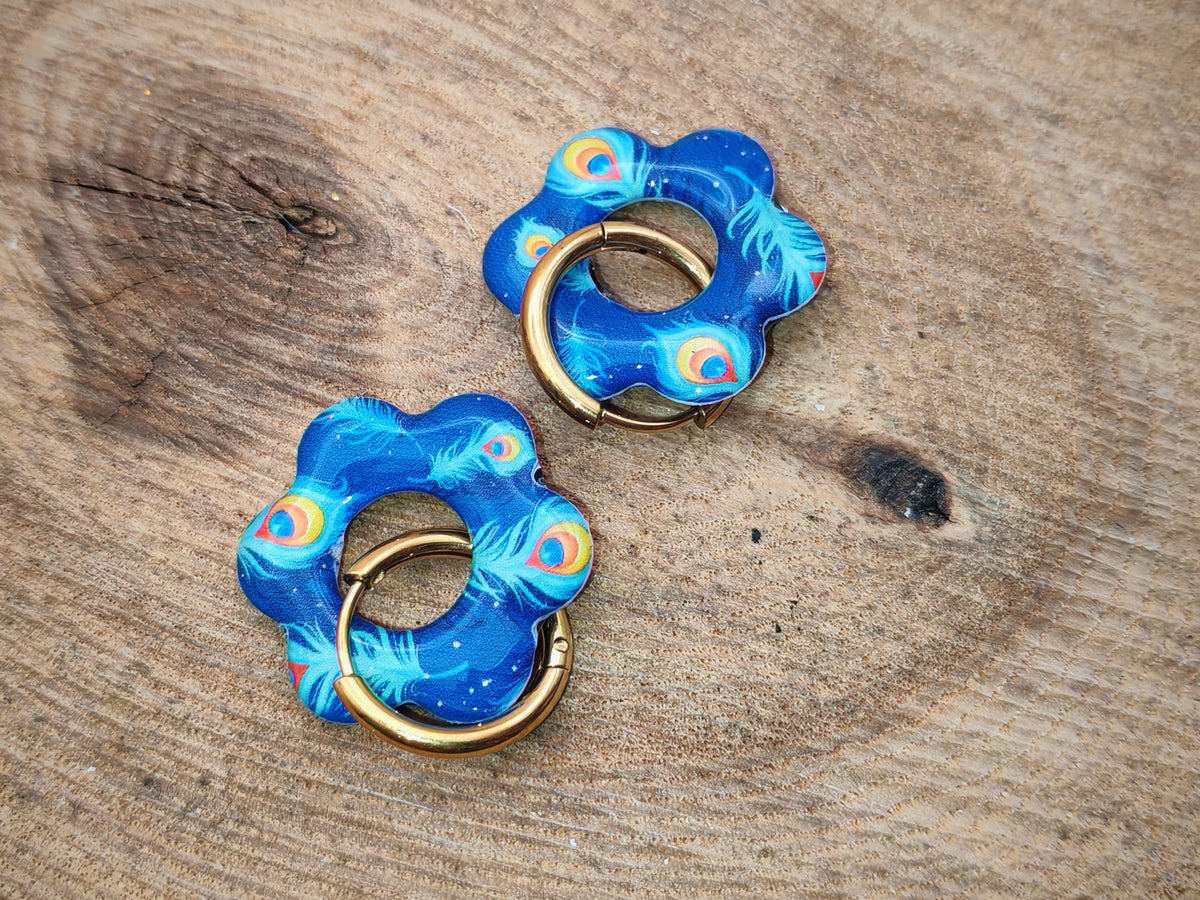 Boucles d’oreilles / Pampilles – Fleur paon aux reflets bleus profonds
