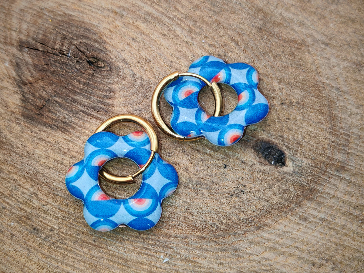 Boucles d’oreilles / Pampilles – Fleur rétro bleue aux reflets graphiques