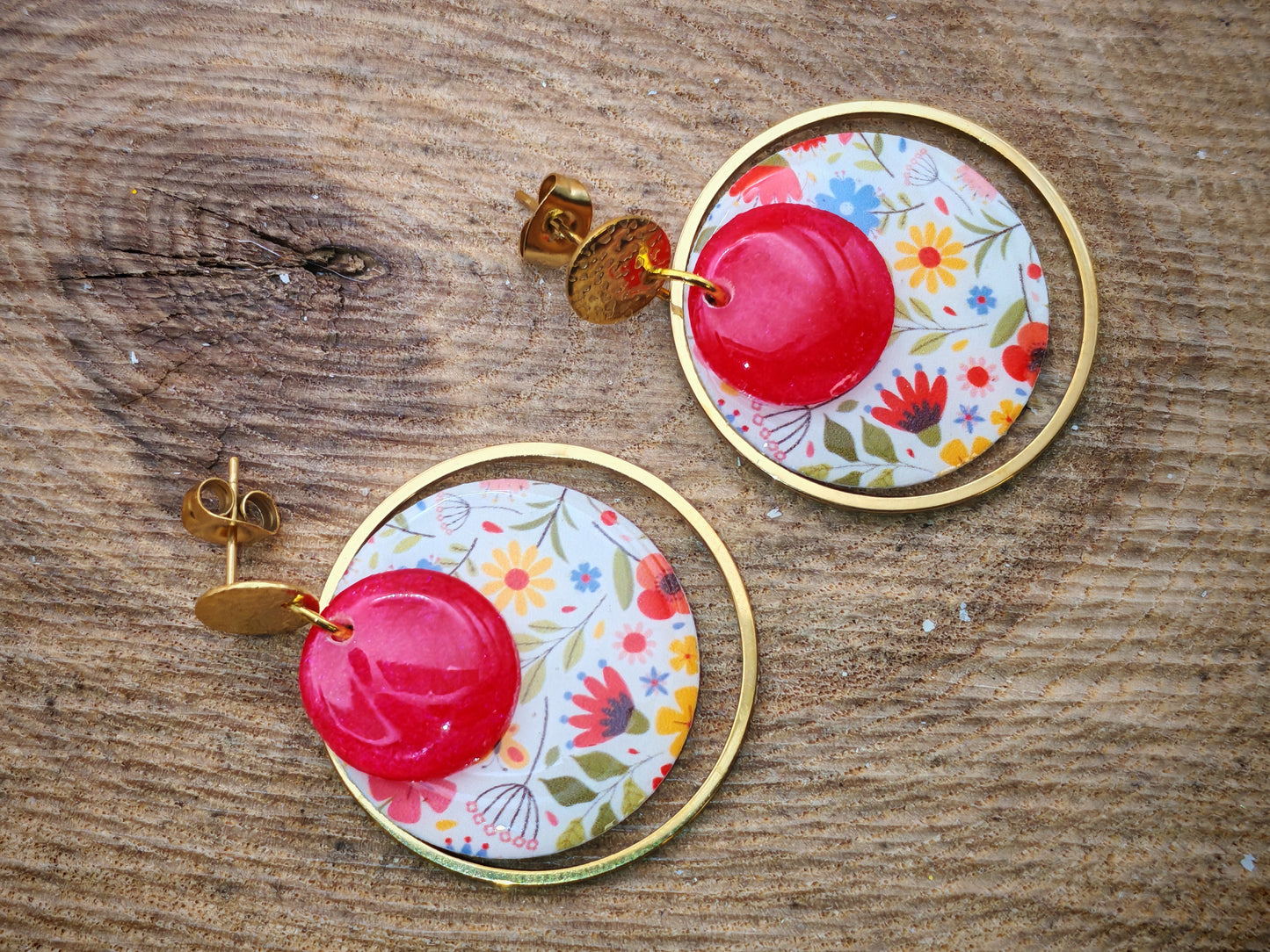Boucles d’oreilles – Fleurs délicates et rouge lumineux