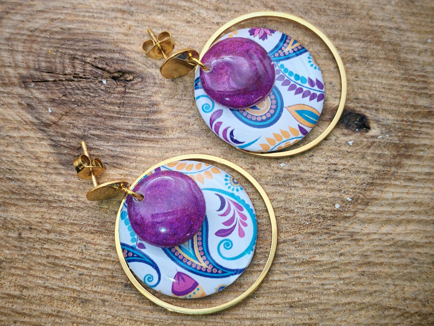 Boucles d’oreilles – Arabesques élégantes et violet lumineux