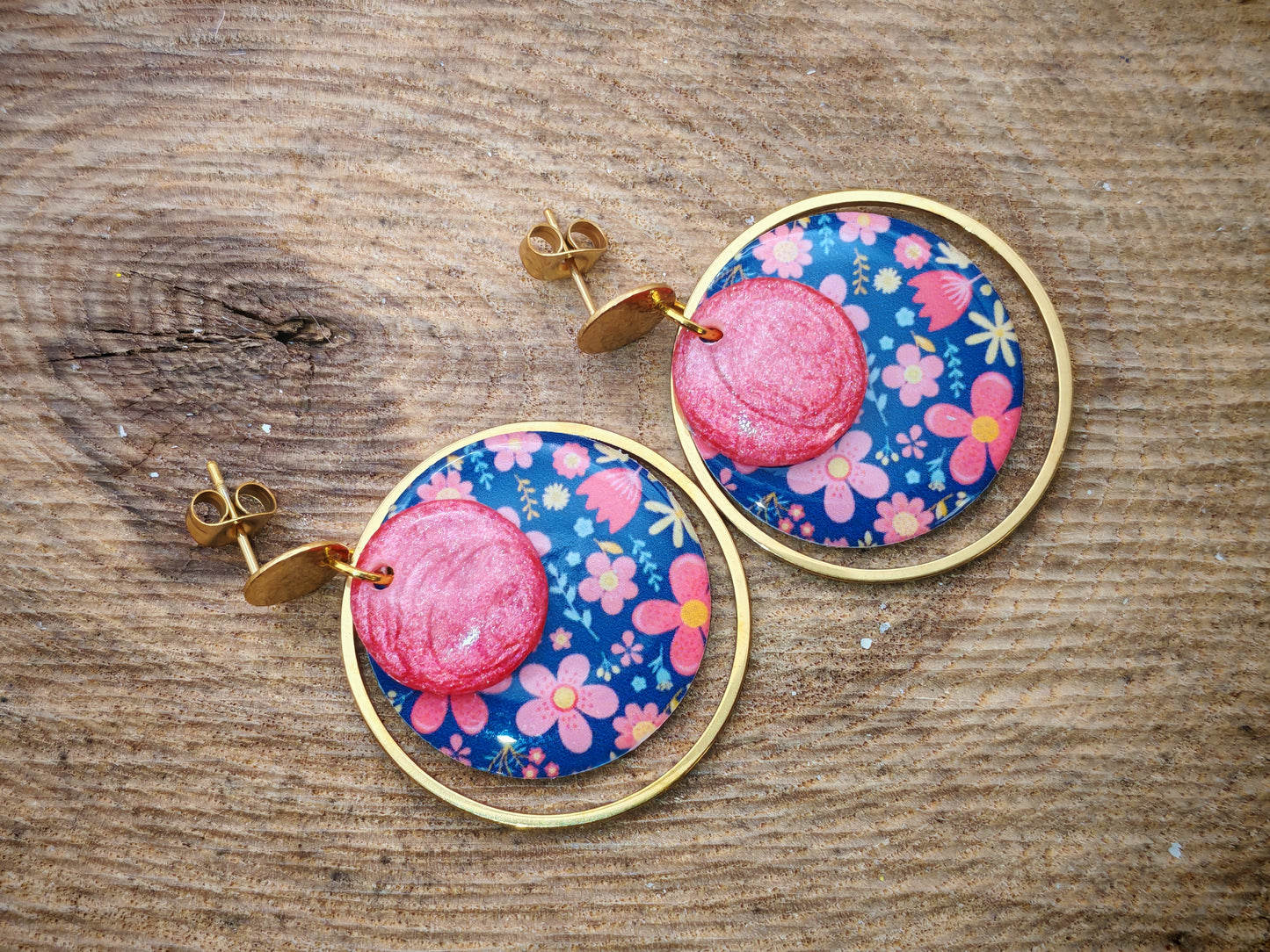 Boucles d’oreilles – Fleurs roses sur fond bleu profond