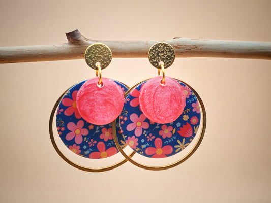 Boucles d’oreilles – Fleurs roses sur fond bleu profond