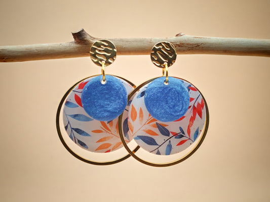 Boucles d’oreilles – Feuillage doux et éclat bleu profond
