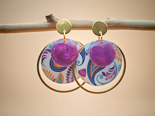 Boucles d’oreilles – Arabesques élégantes et violet lumineux