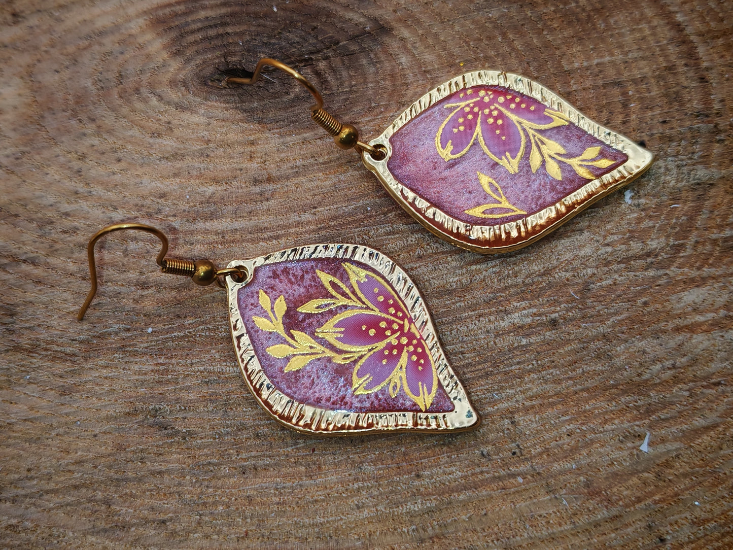 Boucles d’oreilles – Éclosion dorée sur pétale rosé