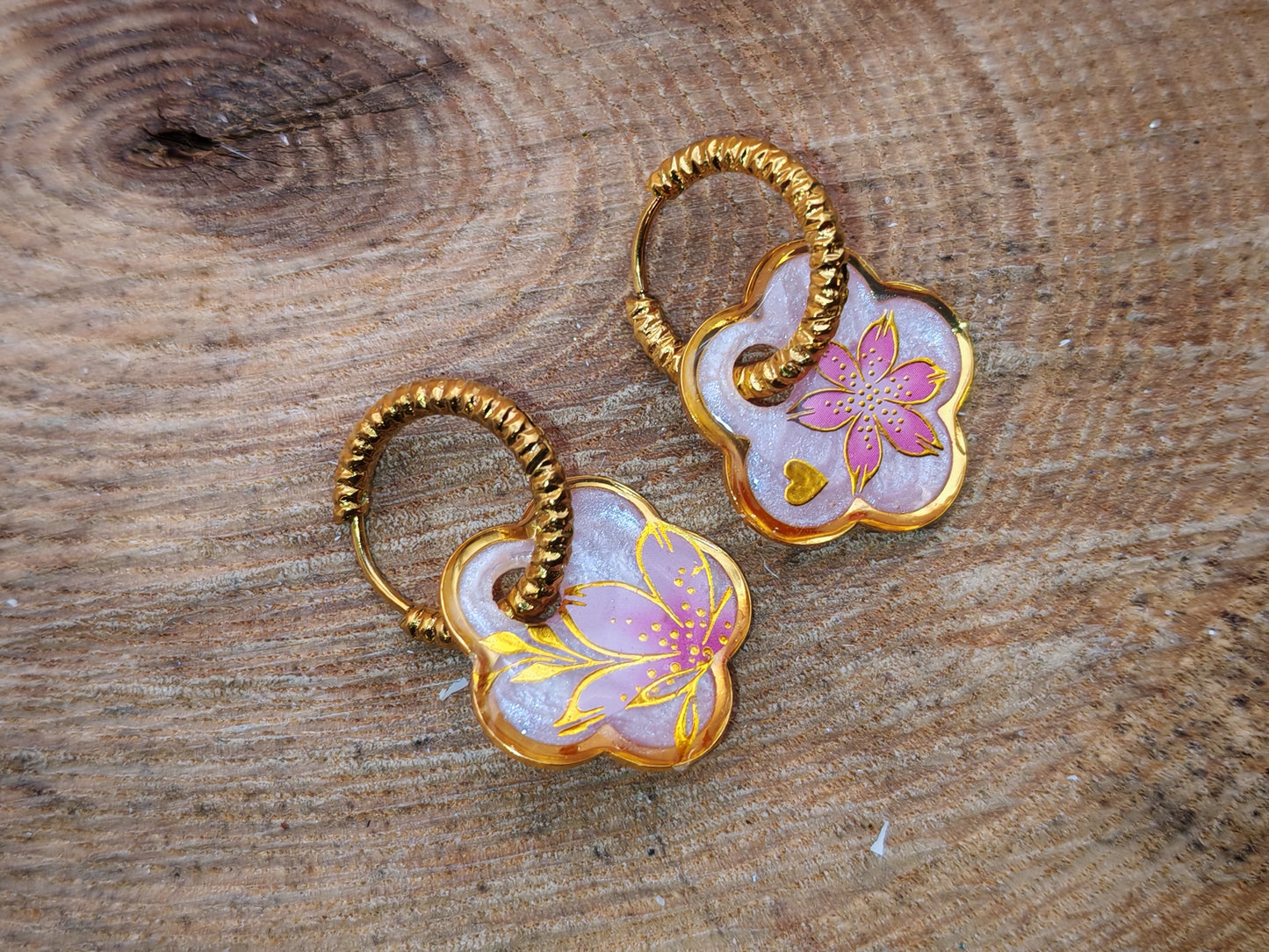 Boucles d’oreilles – Fleur nacrée aux éclats tendres