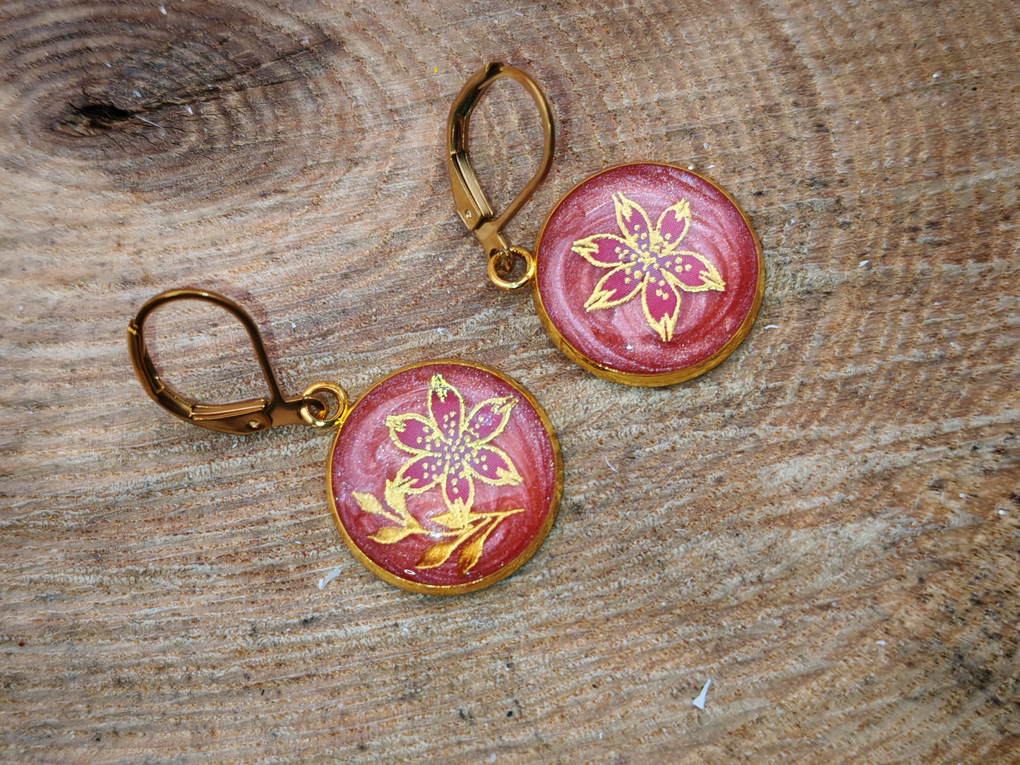 Boucles d’oreilles dormeuses – Fleur rubis dorée
