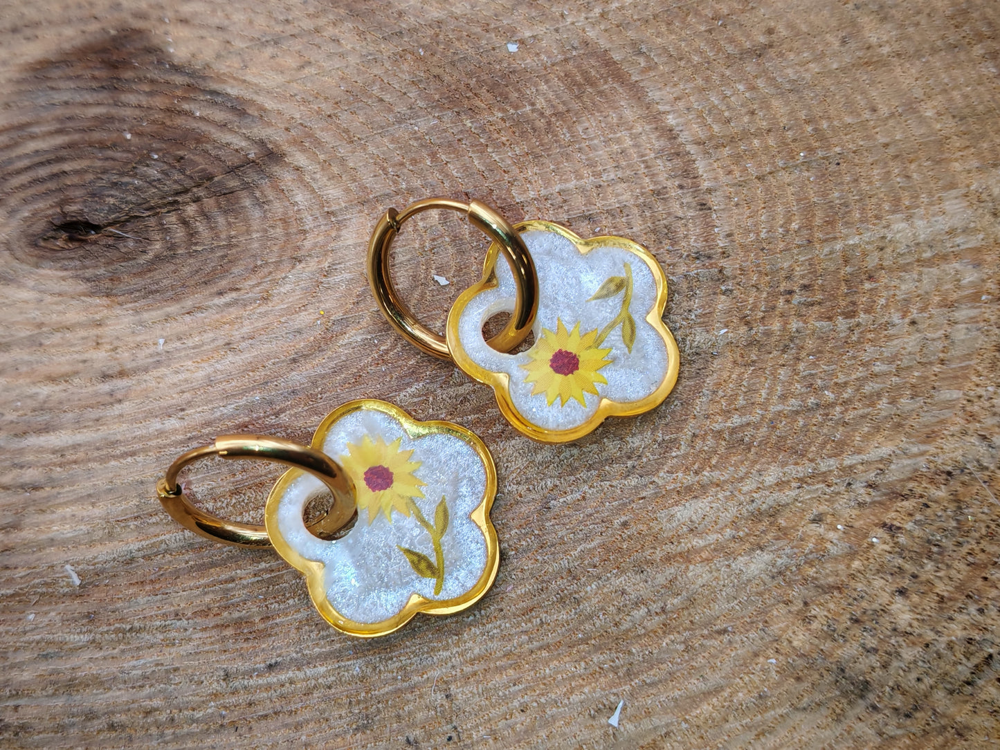 Boucles d’oreilles – Fleur solaire en douceur nacrée