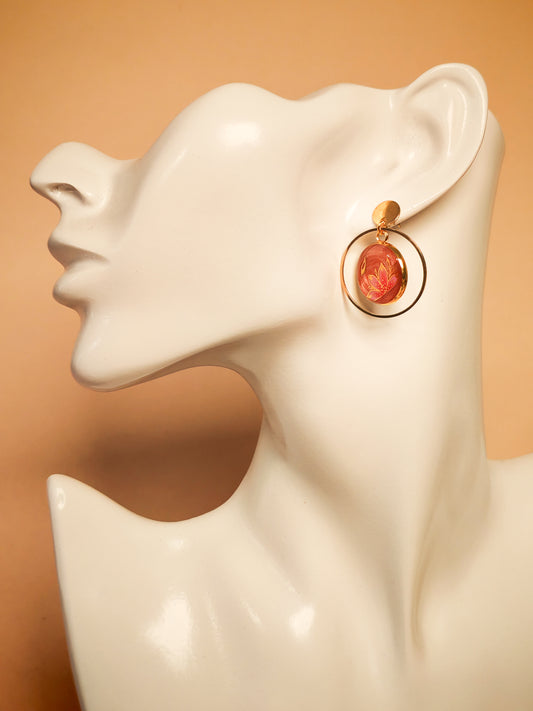 Boucles d’oreilles – Fleur rubis en cercle doré