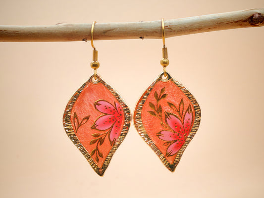 Boucles d’oreilles – Éclosion dorée sur pétale rosé