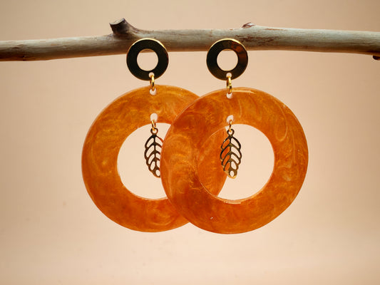 Boucles d’oreilles – Anneaux ambrés et feuille légère