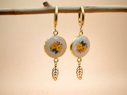 Boucles d’oreilles – Bouquet délicat et feuille dorée